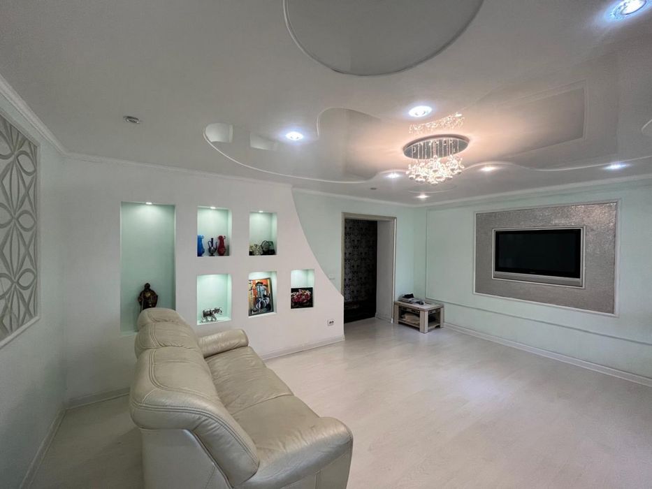 Диван кожаный для гостиной