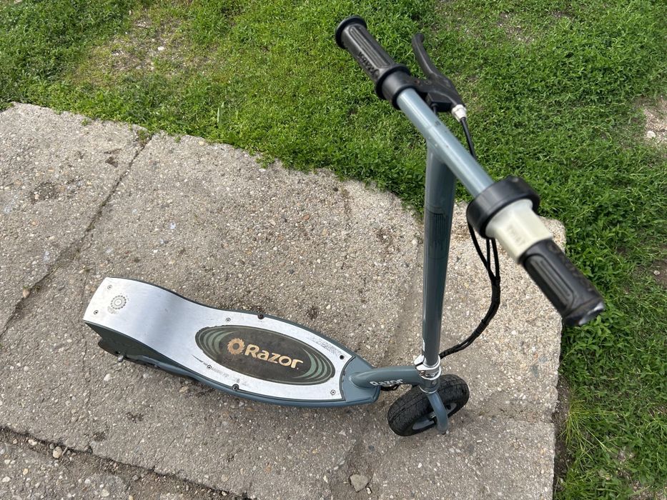 Vând Trotinetă Electrică Razor E300