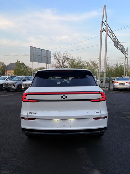 машина Changan Q07