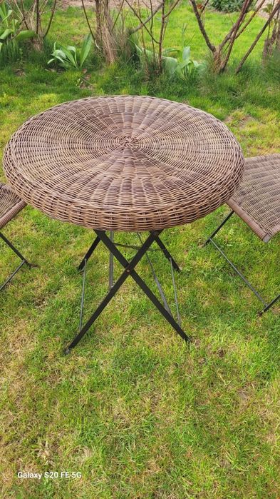 Стол подходящ и за бюро