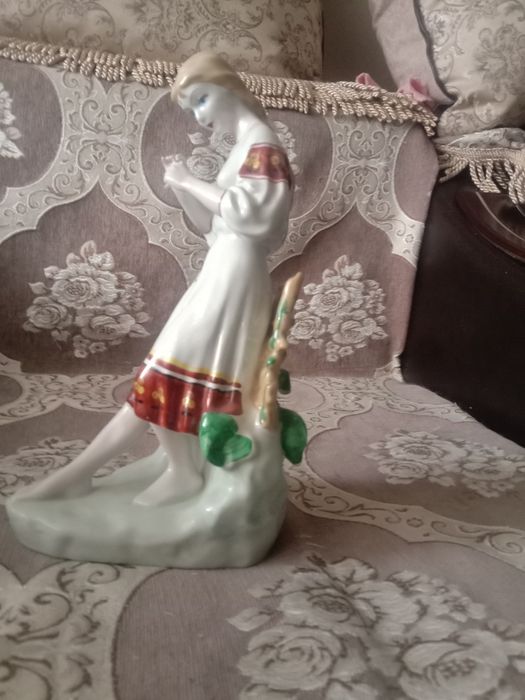 Фарфровая статуэтка.