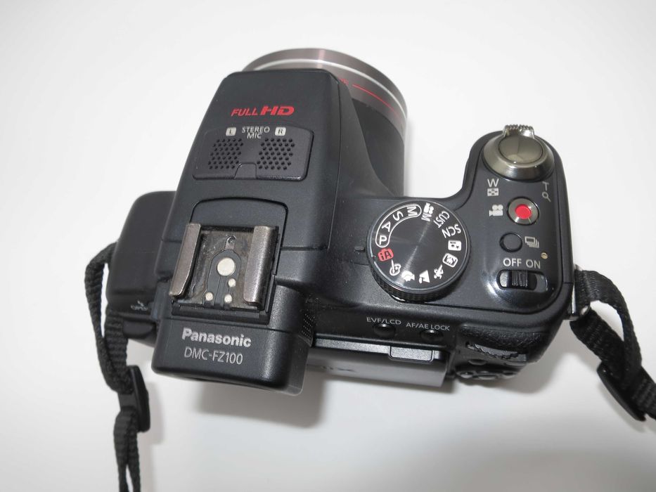 Panasonic Lumix DMC-FZ100 фотоапарат 24x Оптичен LEICA DC Vario-Elmarit, 14.1 MP MOS, Full HD 1080i, Въртящ се Екран с Чанта в Отлично Състояние