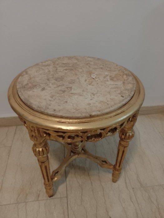 Măsuță in stilul Ludovic din lemn masiv foit