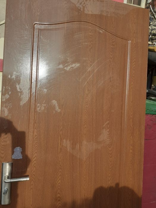 Vând ușă interior 400 lei  trei bucăți.