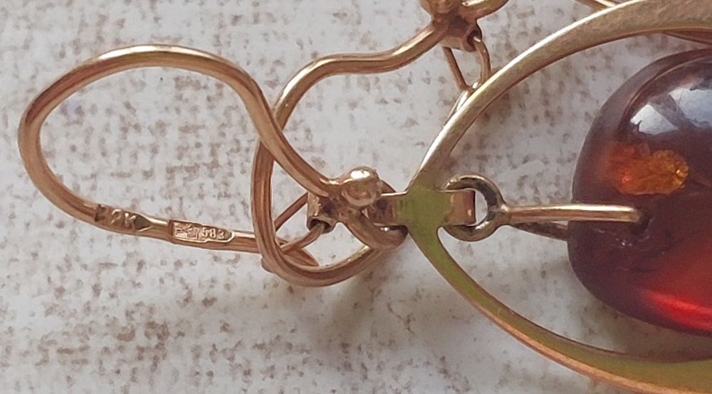 Продаются золотые серьги с янтарем