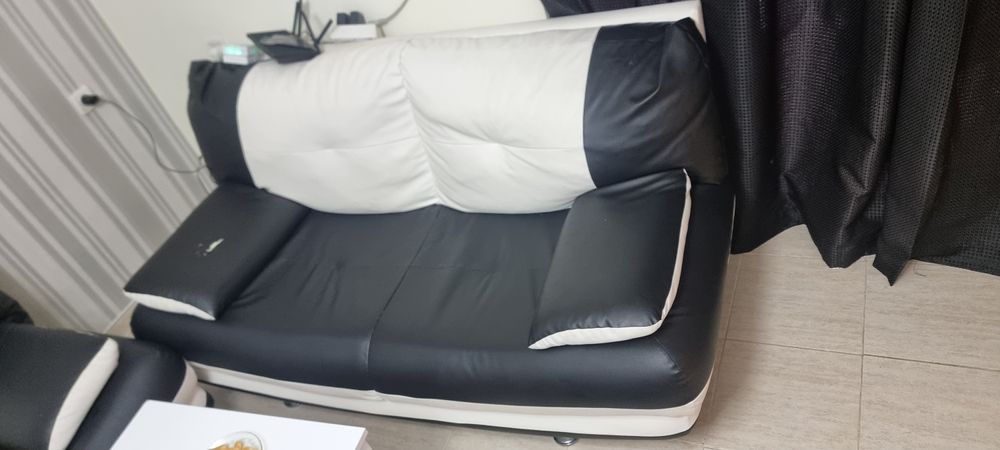 Два кожени дивана с маса, отлично състояние