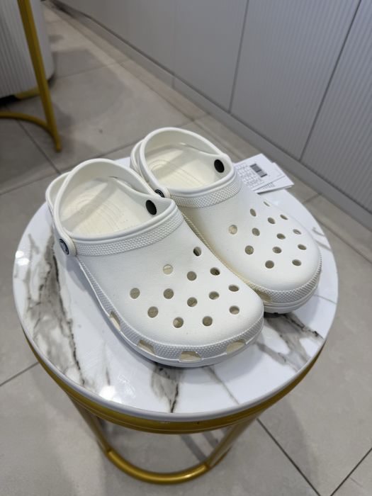 Стильные и удобные тапочки CROCS