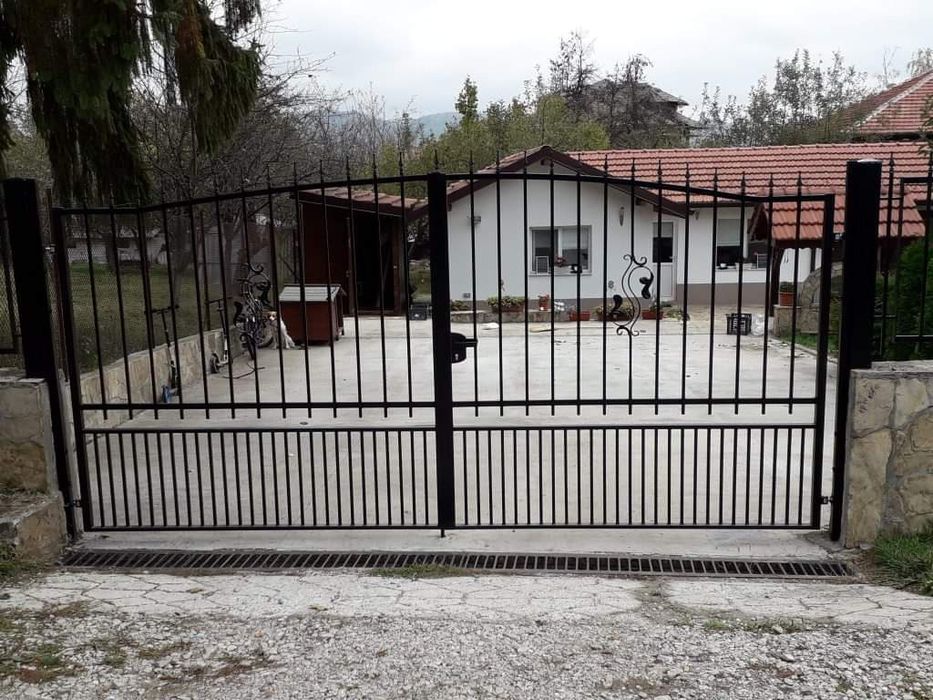 Направа на портални и пешеходни врати,вътрешни и външни парапети