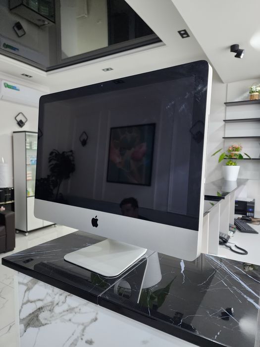IMac sotiladi 21.5 inch