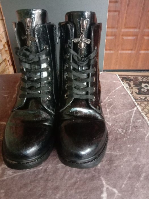 Продам ботинки для девочки.