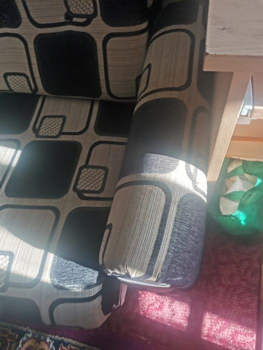 Диван разтигателен. Които като седиш става за трима. Продава се Продав