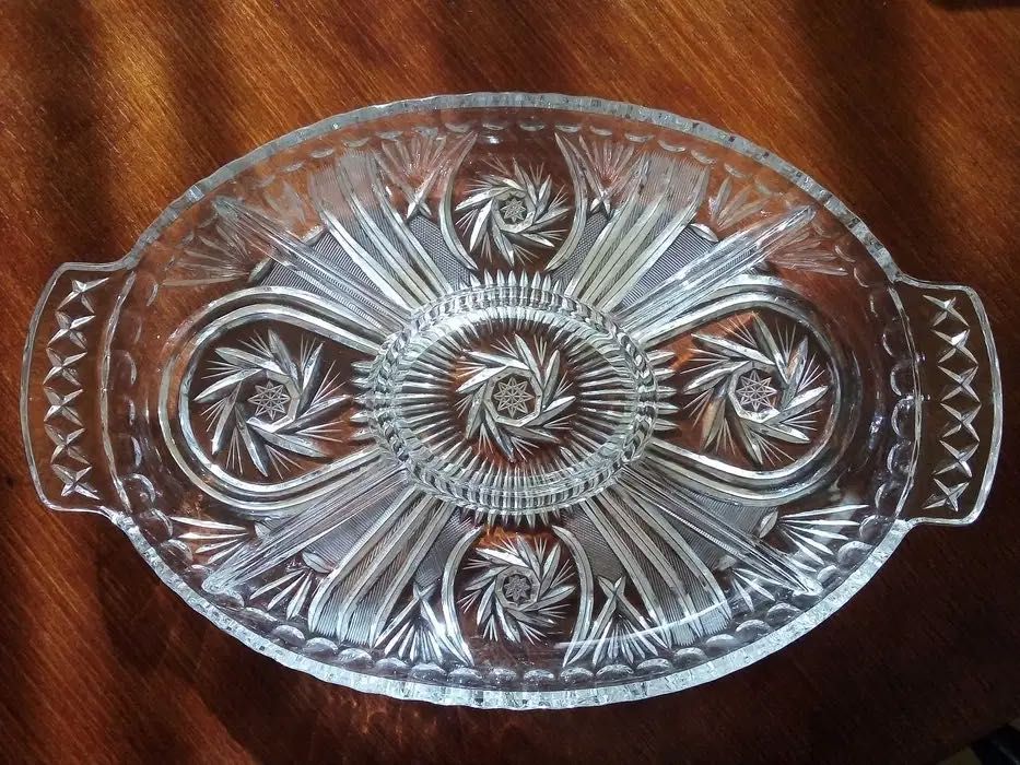 Красиви кристални купа и плато