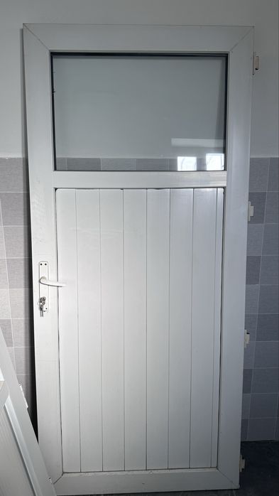 Пластиковая дверь