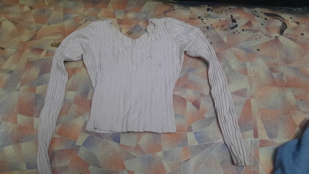 отдам свитера, кофточки дешево