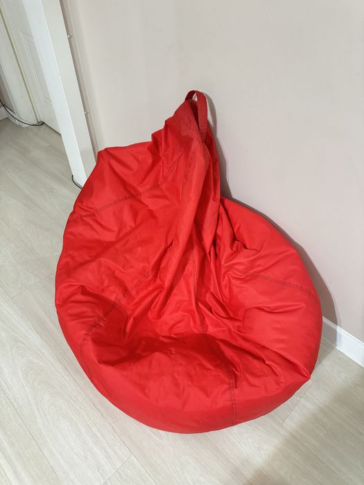 Пуфик красного цвета