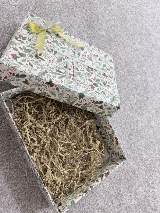 Подарочная коробка с наполнителем внутри размер 30на 25см