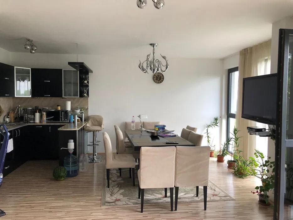 Дава се под наем Четиристаен апартамент в Варна, м-т Траката - 170 кв.м за 800 € - Снимка #1