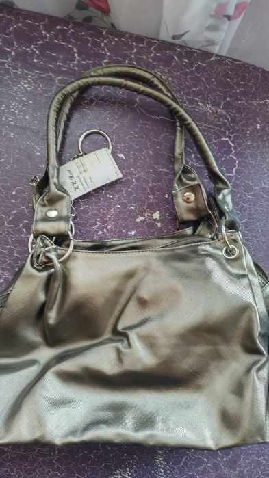 Дамска чанта с къси дръжки