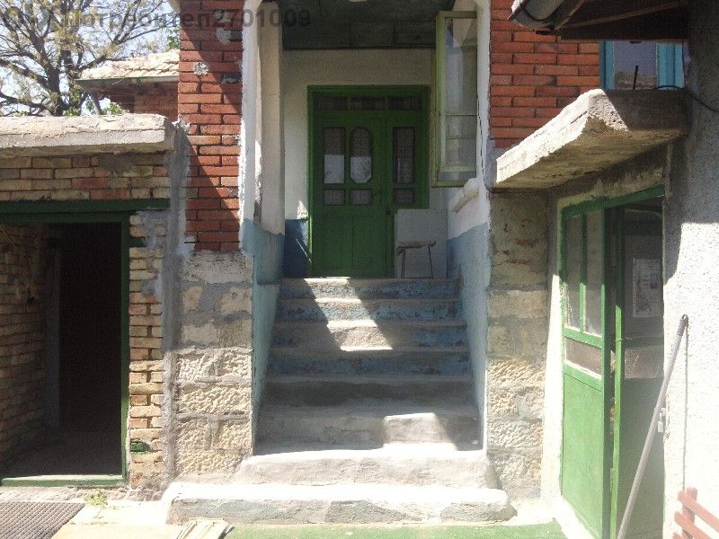 къща и дворно място