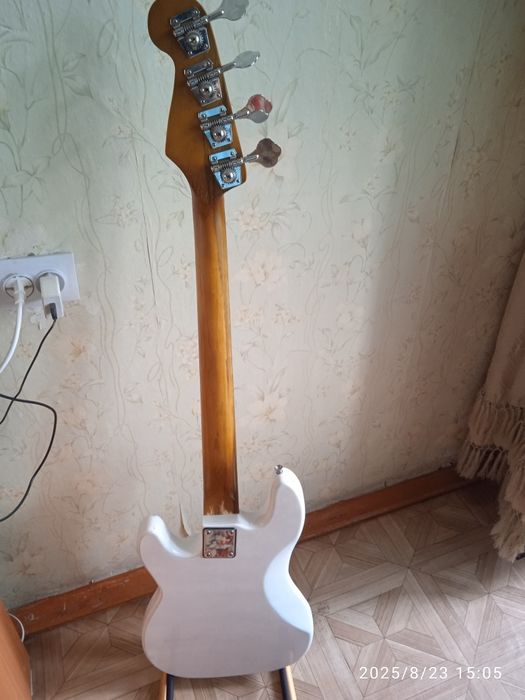 Бас гитара "EBASH"