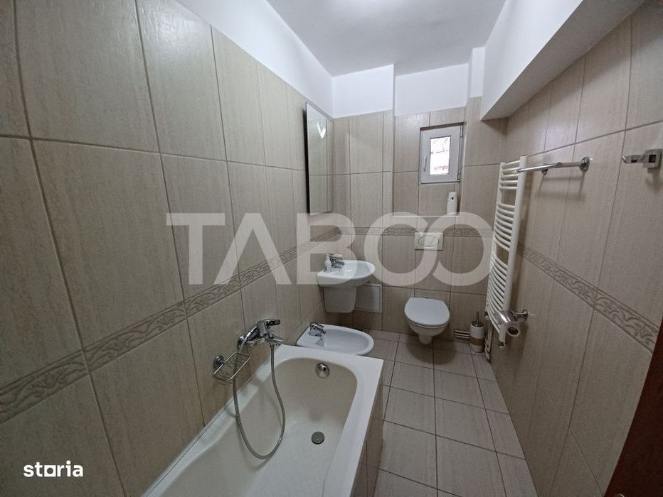 Apartament spatios cu 3 camere si 2 bai plus balcon in zona Central