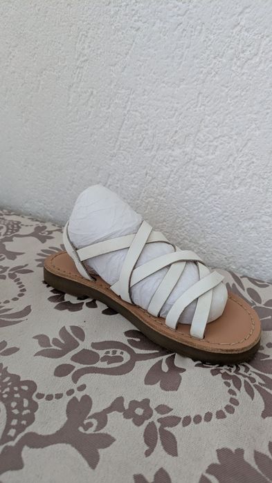 Vând sandale, albe Reserved, piele, mărimea 28