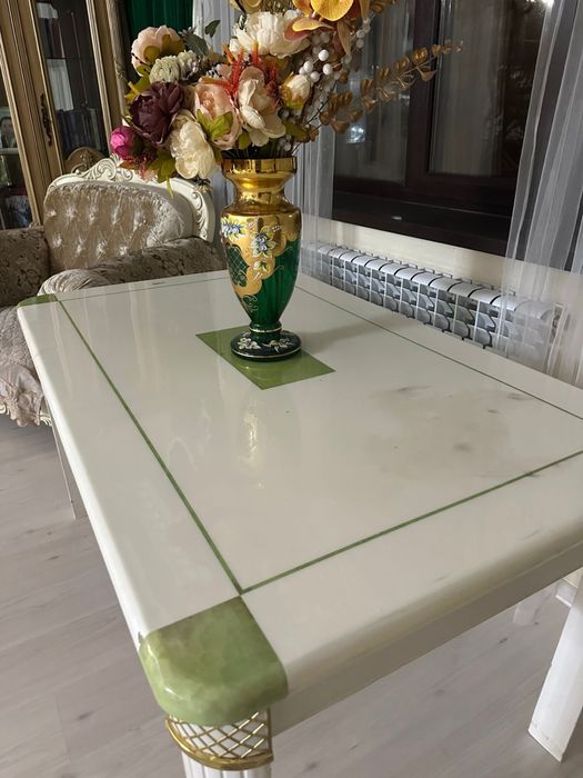 Продаётся стол.