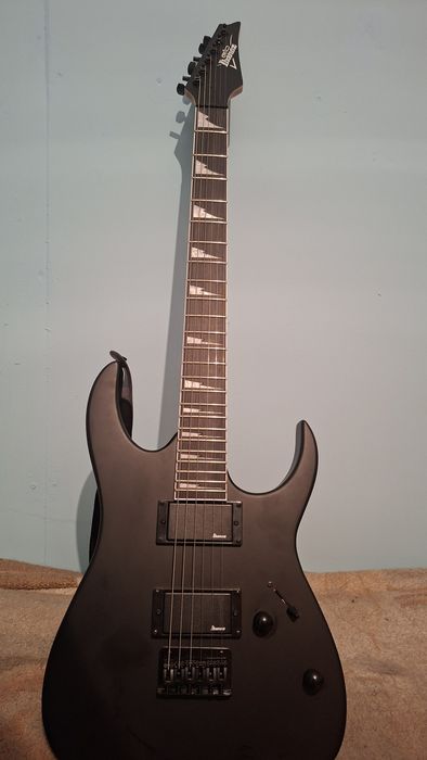 Продам электро гитару Ibanez