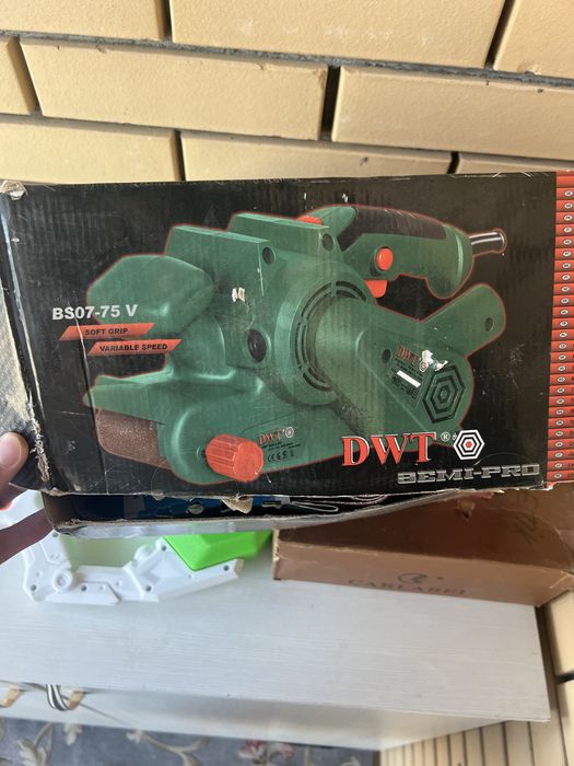 Продам ленточную шлифовальную машину DWT BS07-75 V.