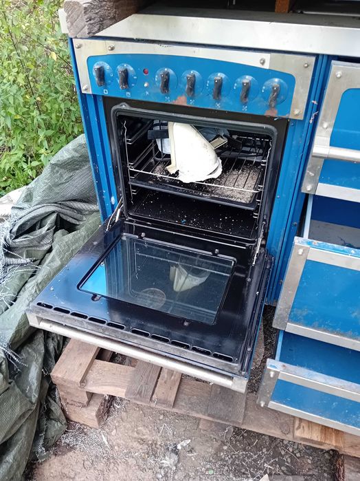 Vând aragaz cu hota uzat aduse din Italia și pentru cei interesați am si iepurași sat Tamaia