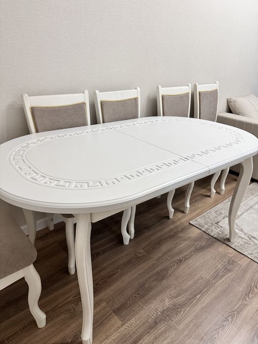 Продаётся раздвижной стол с комплектом стульев