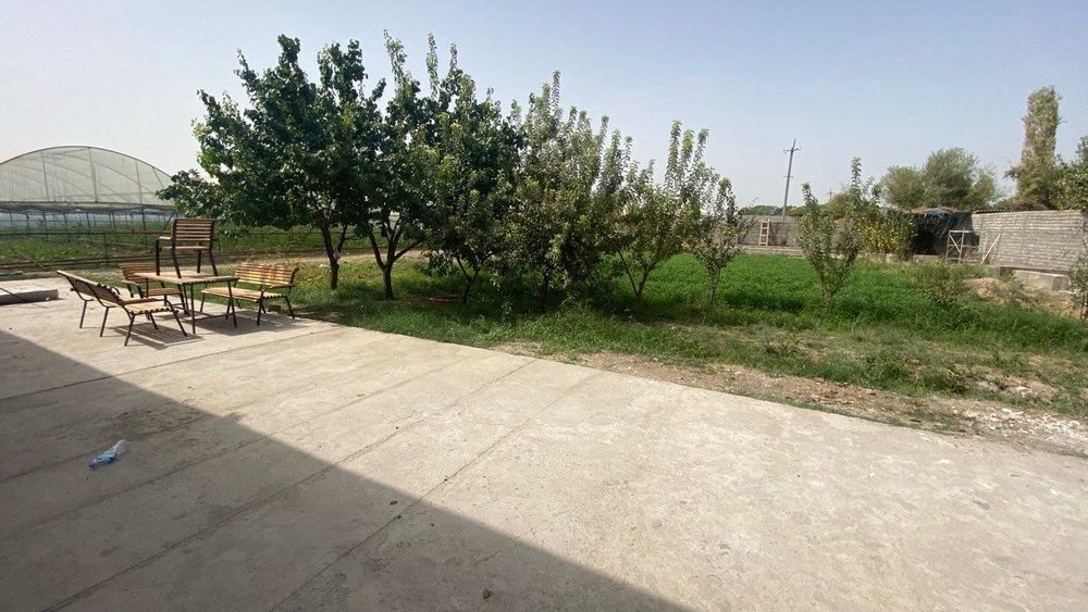 Ховлу участка сотилади