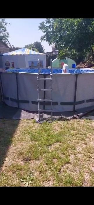 Vând piscina rotunda