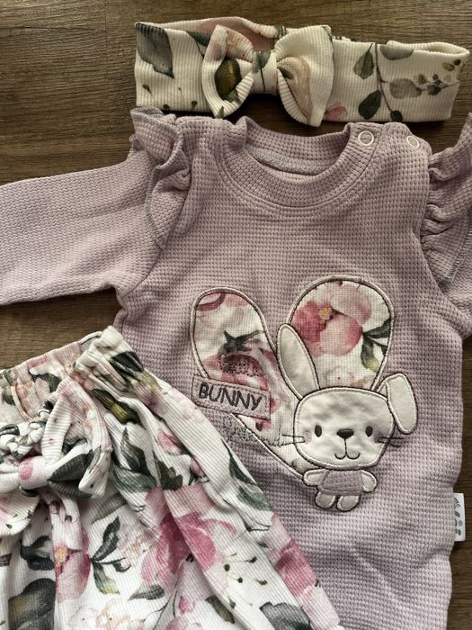 Комплект блуза боди панталон и панделка зайче 6-9 м нов