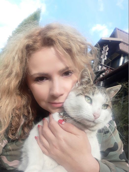 Petsitter dedicat, mare iubitoare de câini și pisici, cu 20 de ani de experiență asigur îngrijire și hrană, plimbari și mângâiere, joacă
