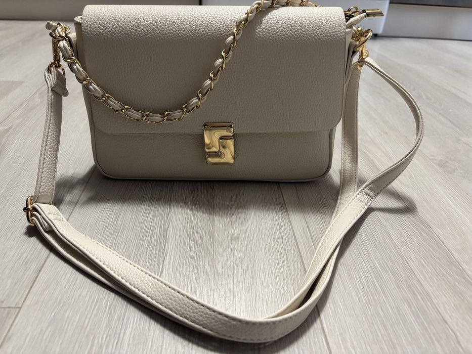 Дамска официална чанта!Цвят светло бежаво!Дълга дръжка и къса дръжка!