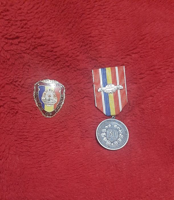 Vând medalie și insignă