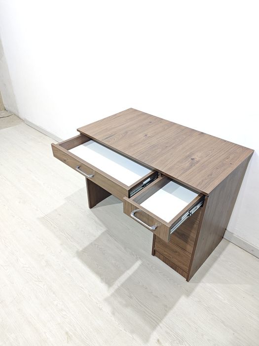 Письменный стол.