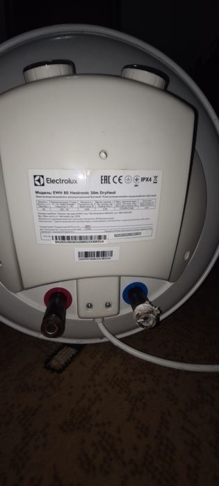Водонагреватель Electrolux EWH 80 Quantum Pro белый