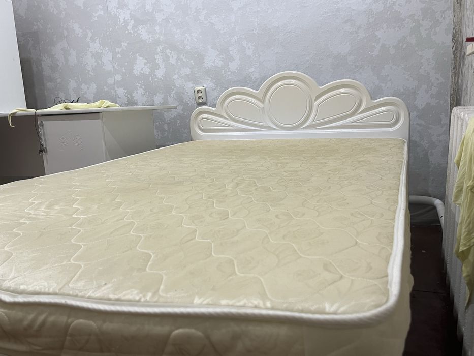 Продам кровать , стол тумбочку!Срочно!