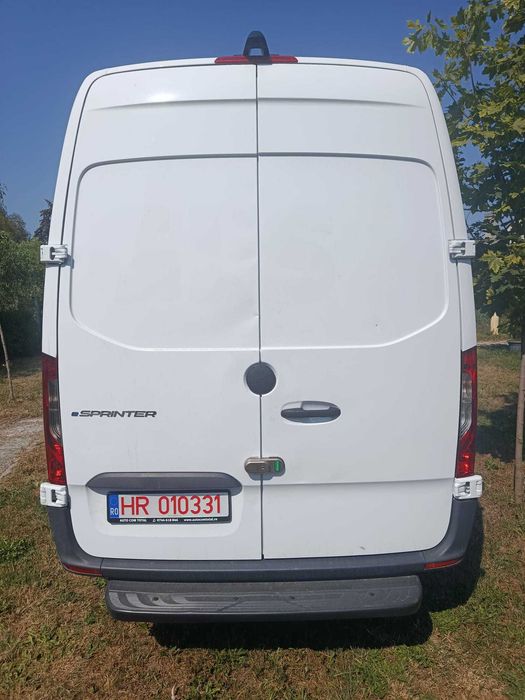 Mercedes eSprinter Generatia I, 2022, baterie: 47 KW, WLTP: 168km, 3,5 tone, 4 europaleti, 2+1 locuri, 22 000 km, 114 CP