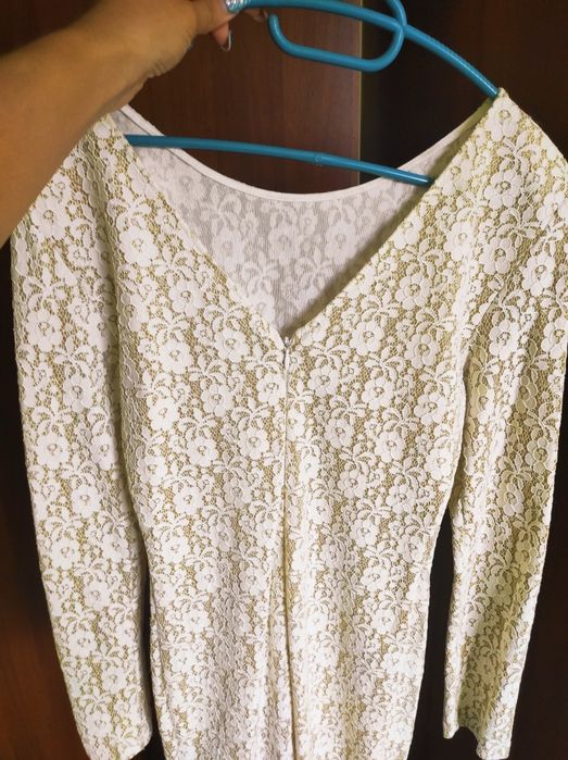 Дълга елегантна вечерна рокля с дантела и злато