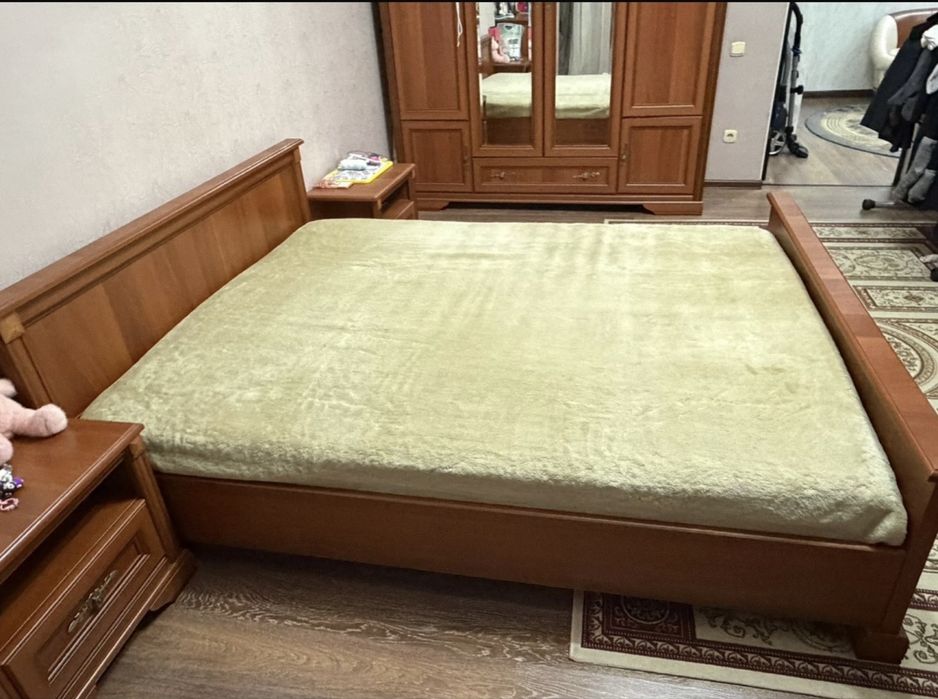 Продам кровать с маленким тумбочками