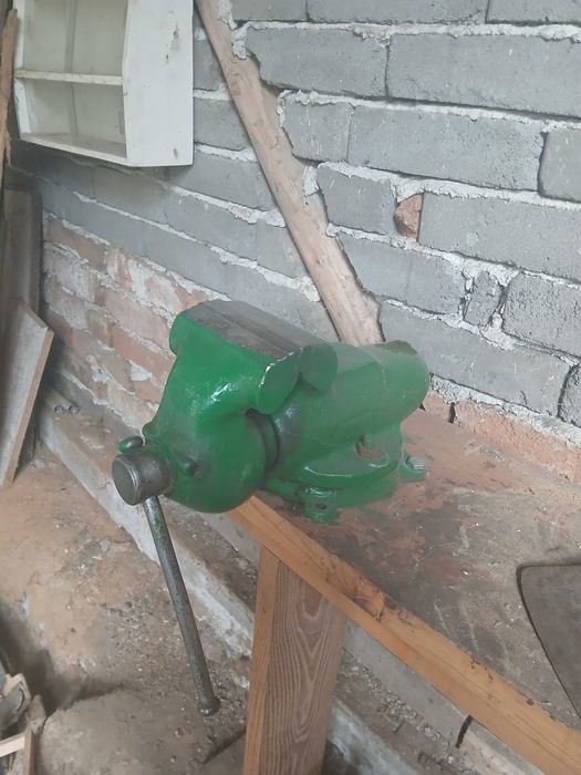 банциг , ножове за фреза, длета, стеги, менгеме,инструменти