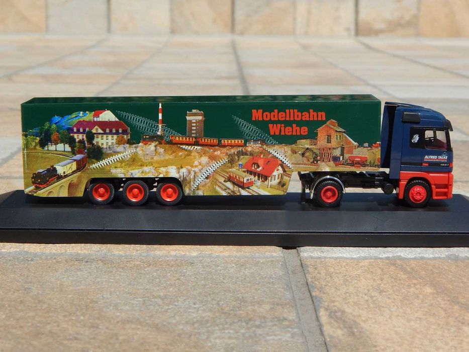 Macheta camion transport Mercedes-Benz Actros 1857 Herpa cu vitrina