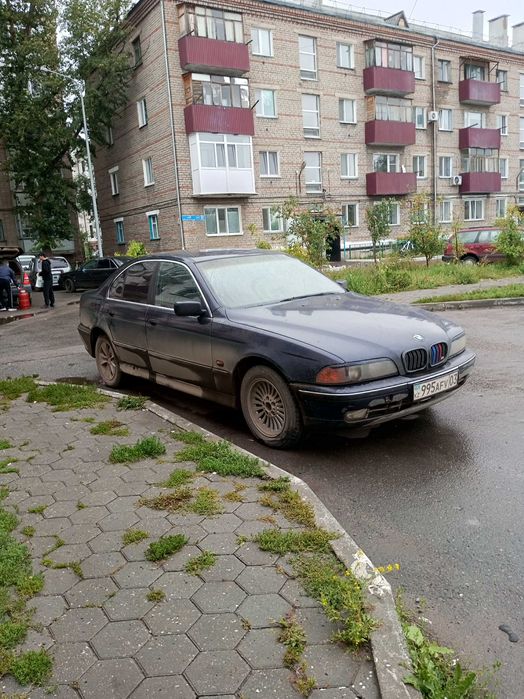 Автомобиль бмв 520  E39