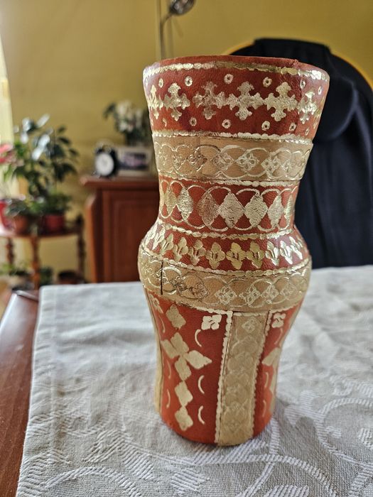Уникална ваза облечена в кожа