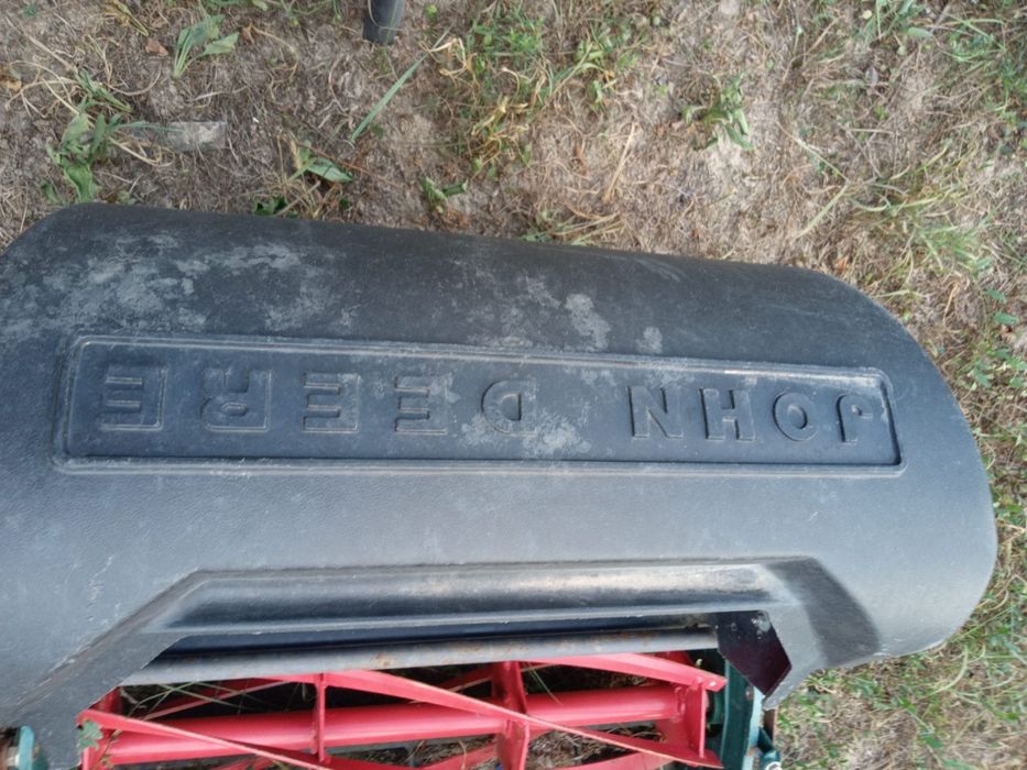 John Deere tuns iarba