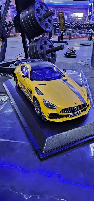 Продается модель авто мерседес масштаб 1:18