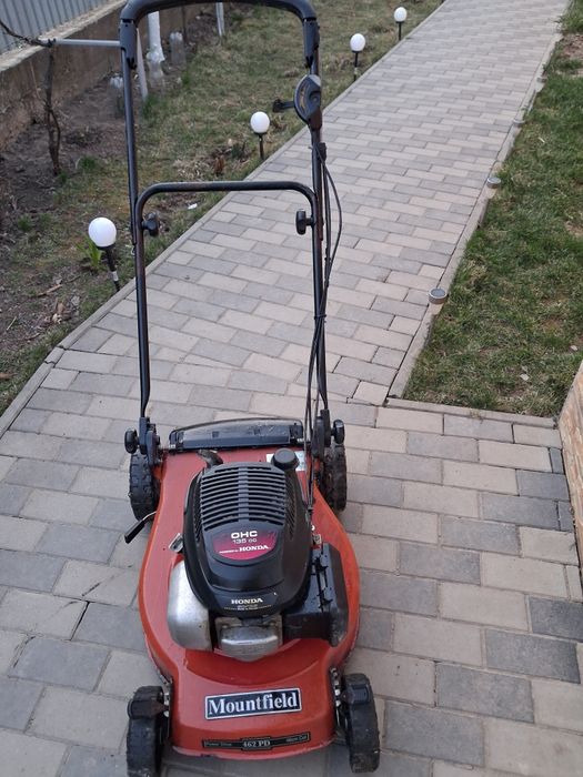 Tuns gazon Honda trebuie făcut oleavă intreținerea